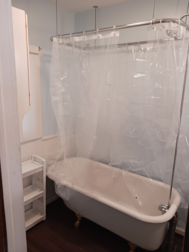 Baño - 505 W Front St