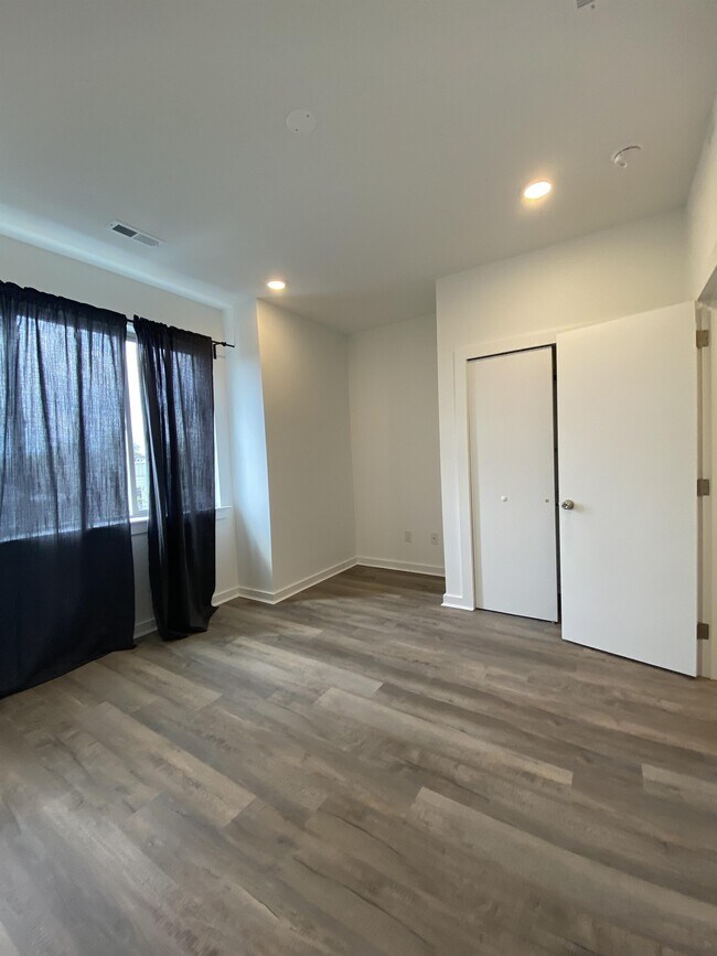 Foto del edificio - 667 N 52nd St