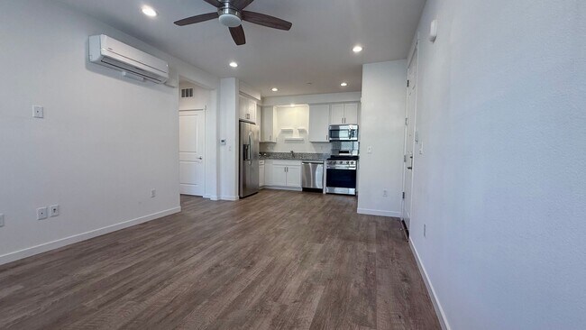 Building Photo - One Bed/One Bath Condo