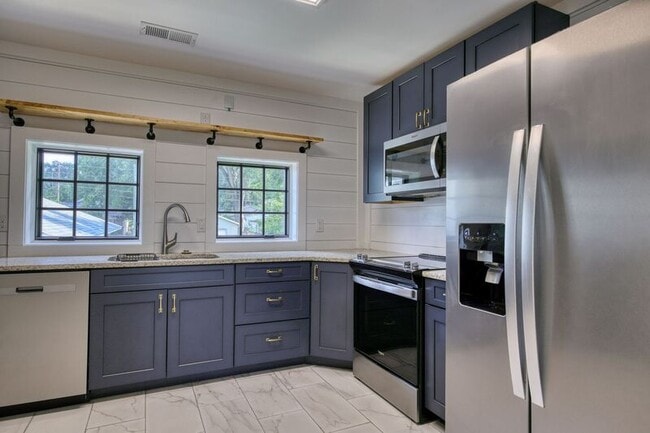 Building Photo - 1122 Wellman Ave NE