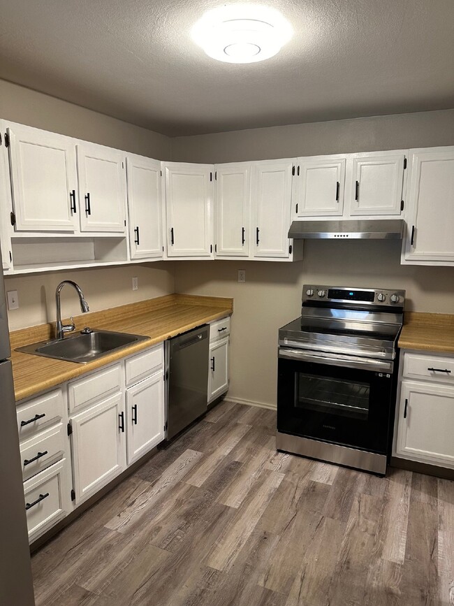 Photo - "Charming 3-Bed, 2-Bath Haven in Aurora – Your Cozy Retreat Awaits!" Apartment