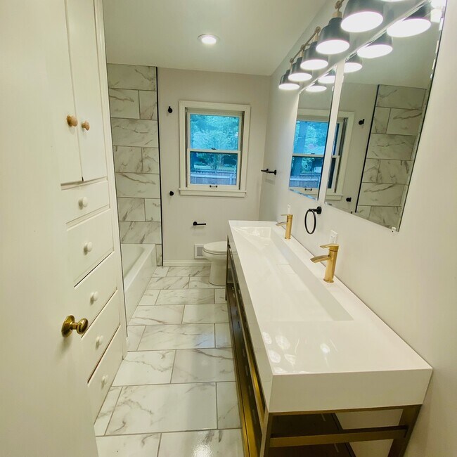 Building Photo - 2102 Burlison Dr