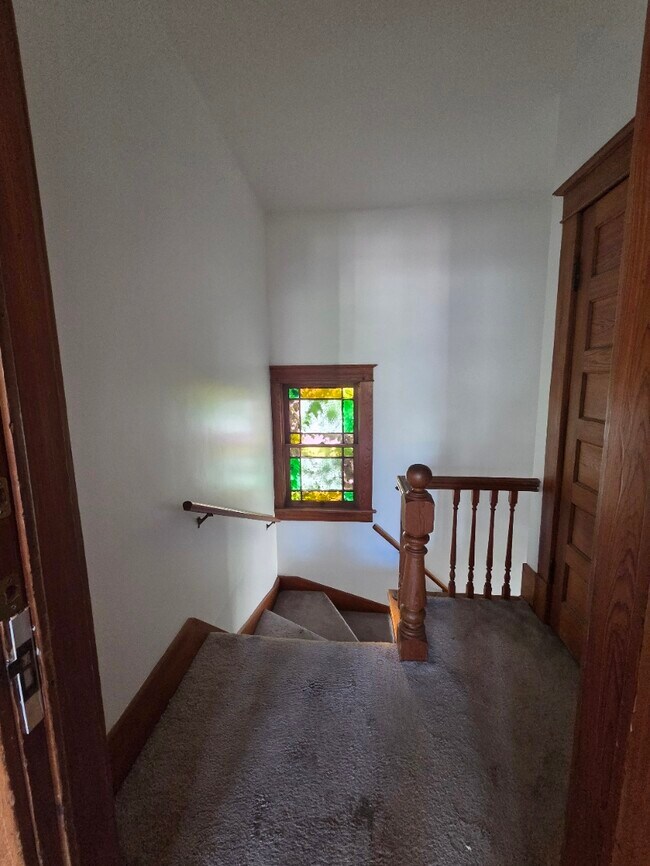 Entrada con escalera y vidriera. - 2 Maple Ave