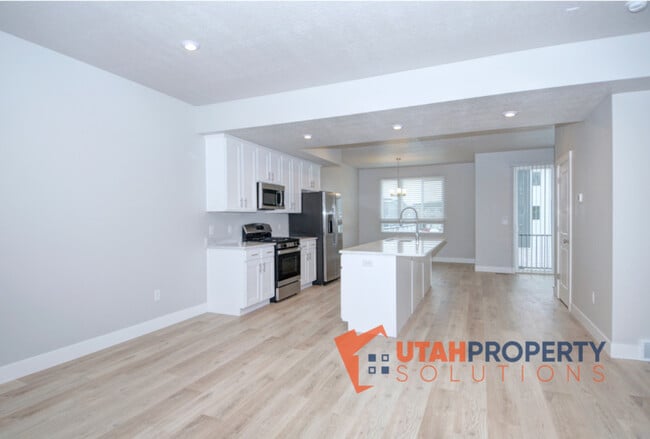 Building Photo - 382 S 980 W