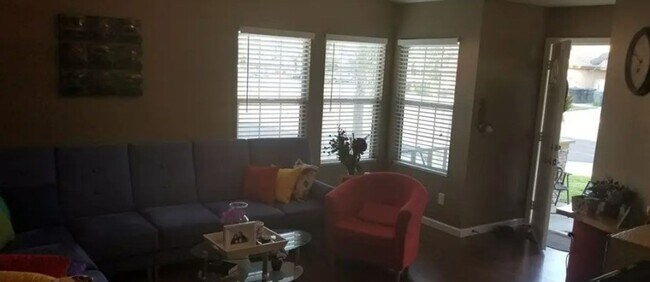 Foto del edificio - Charming Corner Lot Home 3 Bed/2 Bath Home...