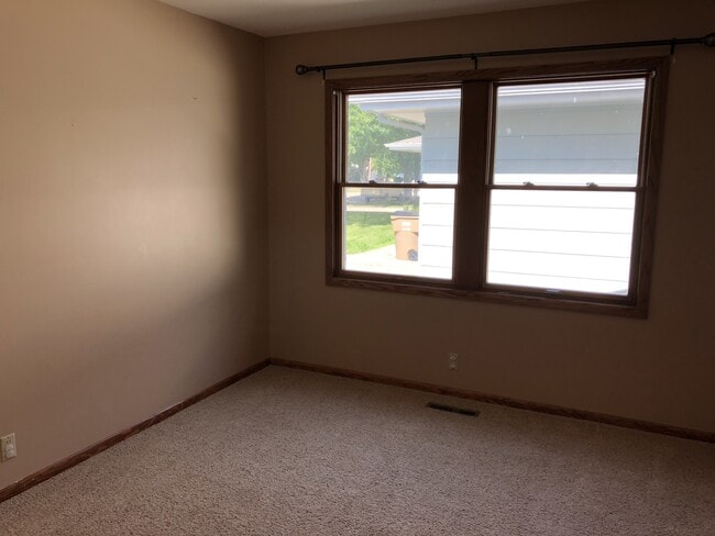 Building Photo - Nice home with fenced yard