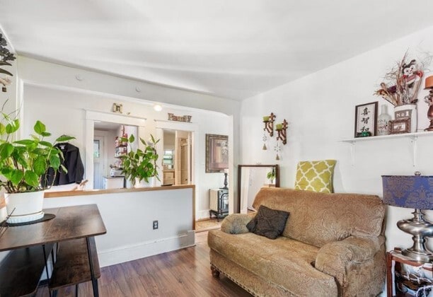 salon - 253 Weldon St