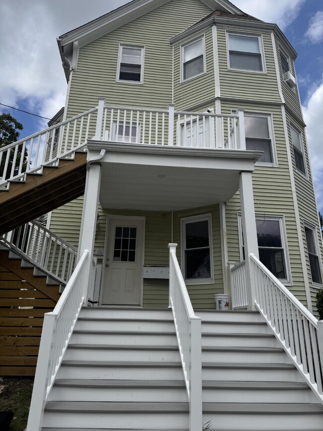 Building Photo - 32 Cottage St