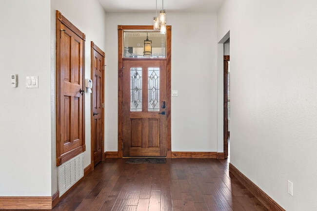 Foto del edificio - Renovated South Austin Stunner on a Private Corner Lot + Massive Backyard