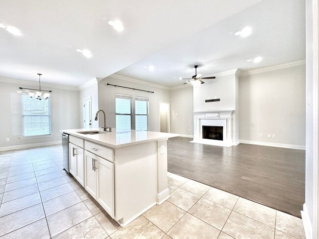 Building Photo - 3 Bedroom House Near LSU in Lake Villas