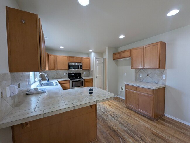 Foto del edificio - Three Bedroom, 2 Bath Home with New Carpet...