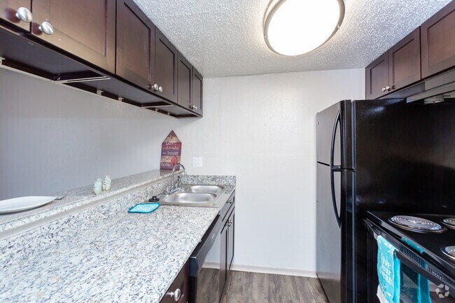 2HAB,1BA-796 ft² - University Club Apartments