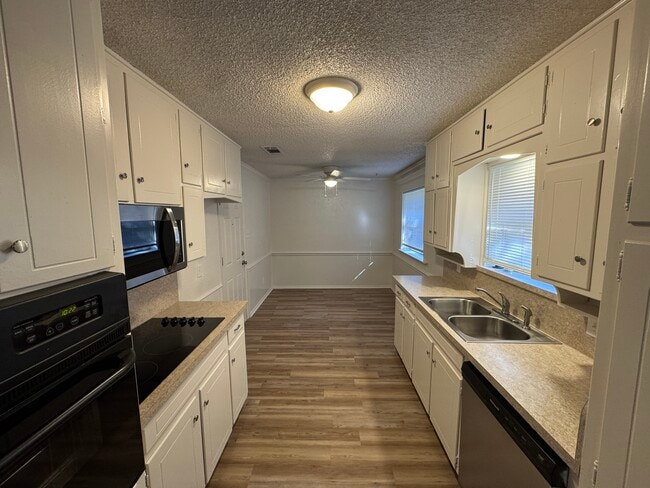 Kitchen - 2012 Hurstview Dr