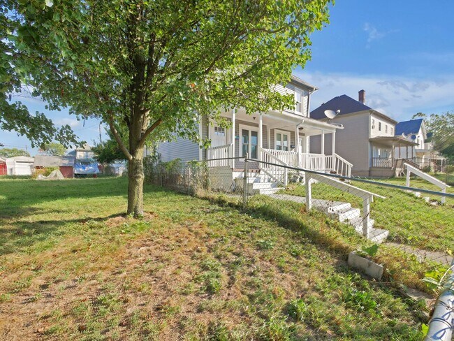 Building Photo - Newly Updated 2 Bedroom Home – Bright, Mod...