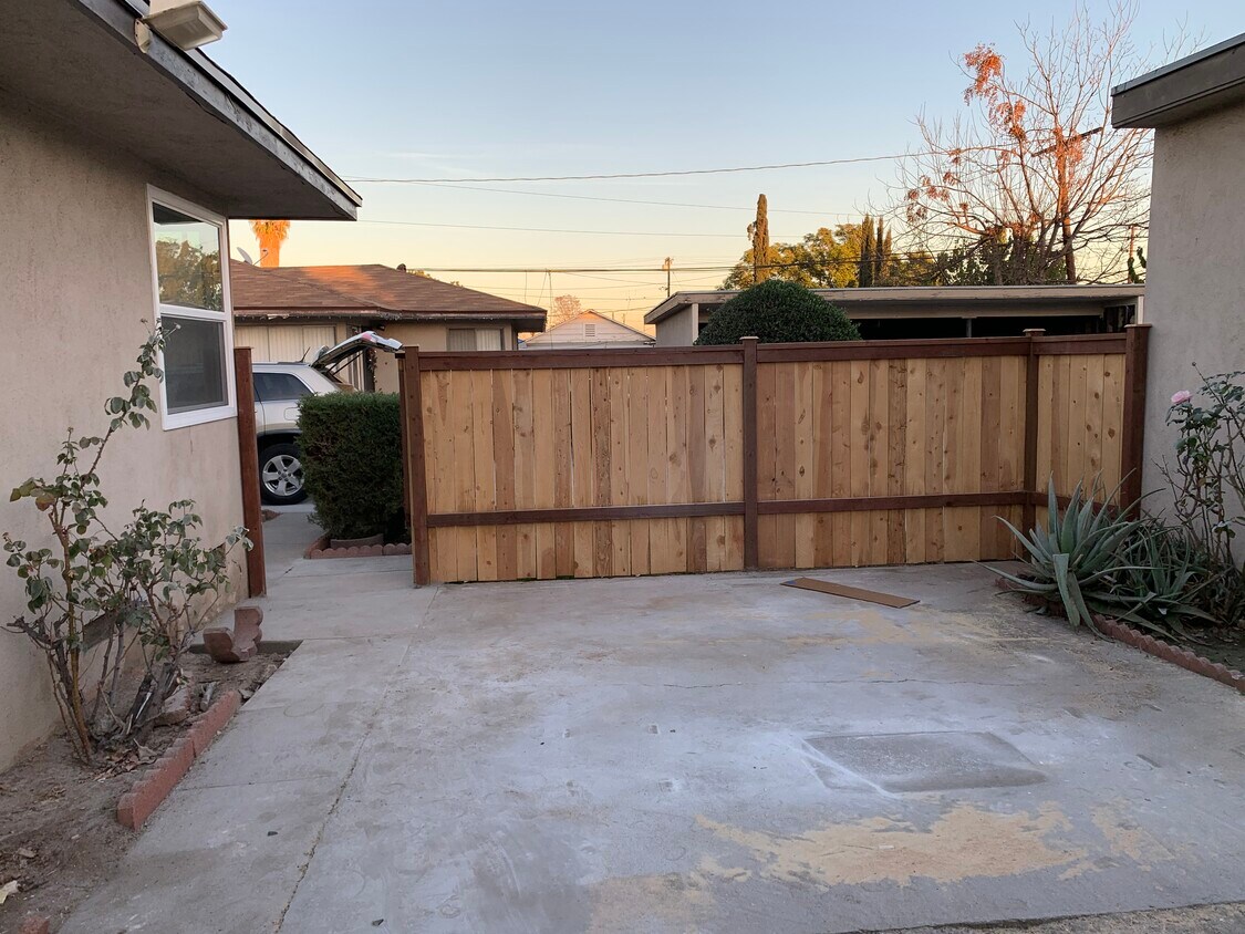 Building Photo - 821 W San Marino Ave