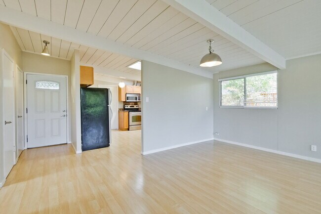 Building Photo - Nice Single Level Eichler Home in the Gree...