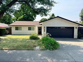 Building Photo - 906 Oak Ridge Dr