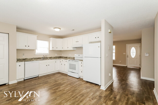 Building Photo - Enjoy the coziness of this darling home