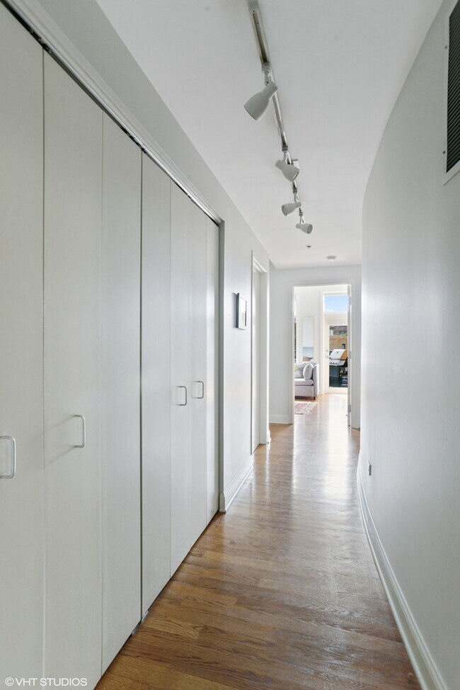 Foto del edificio - 600 W Drummond Pl