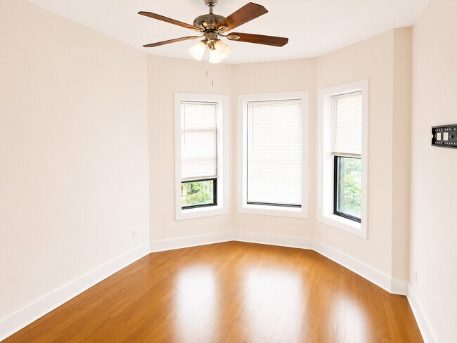 Foto del edificio - 1439 E 66th Pl
