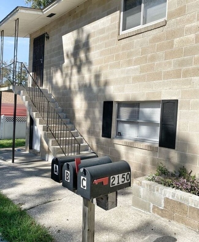 Building Photo - 2150 Saxon St