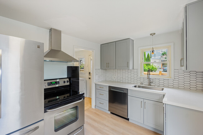 Building Photo - 6522 16th Ave SW