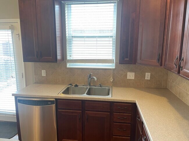 Foto del edificio - 1076 Riverwood Village Blvd