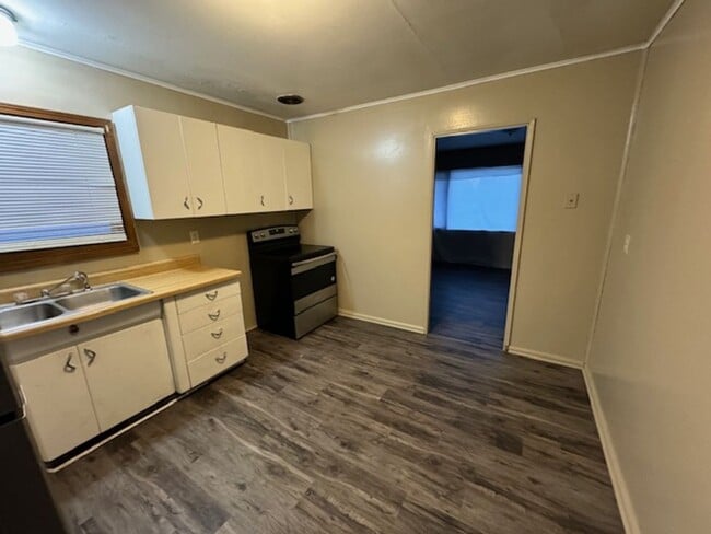 Building Photo - AVAILABLE NOW!