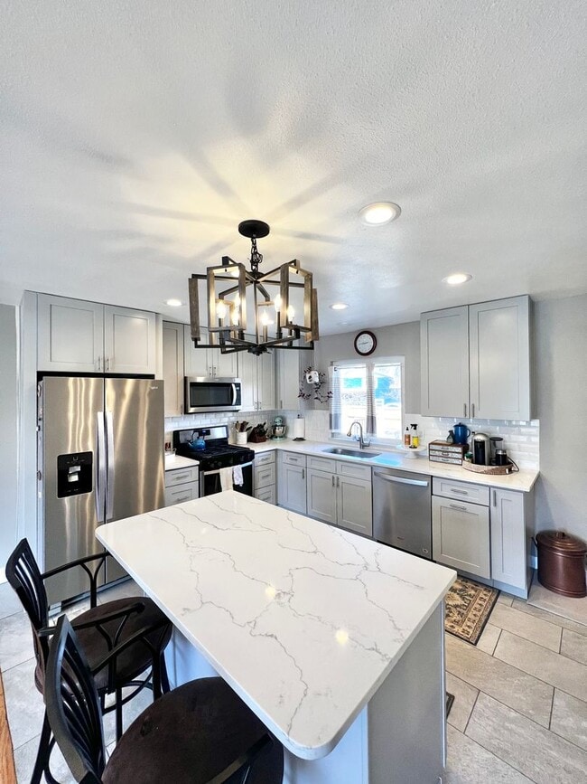 Building Photo - Updated 4 bedroom, 2 bath home in NW Fort ...