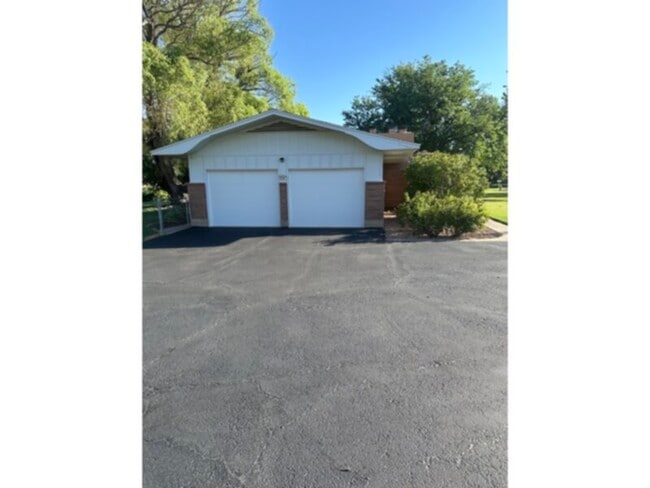 Building Photo - CUTE 3 BED, 2 BATH HOUSE Spacious inside a...