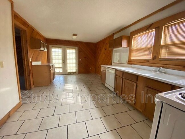 Building Photo - 1806 Veterans Dr