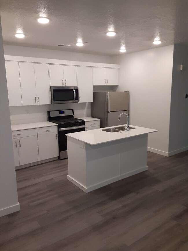 Building Photo - 462 W 40 S