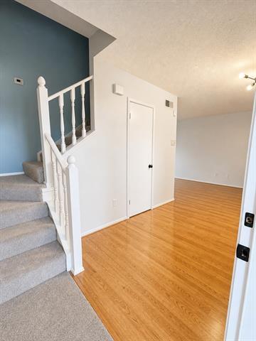 Foto del edificio - 323 Towne House Ln