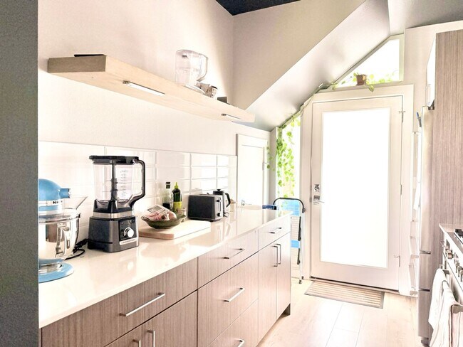 Foto del edificio - Modern & Spacious 3-Story Home in Seattle