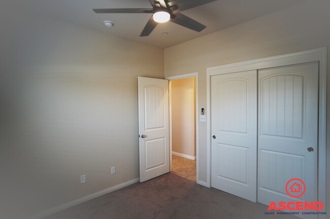 Building Photo - Stunning Home Off of Hosking and Wible!