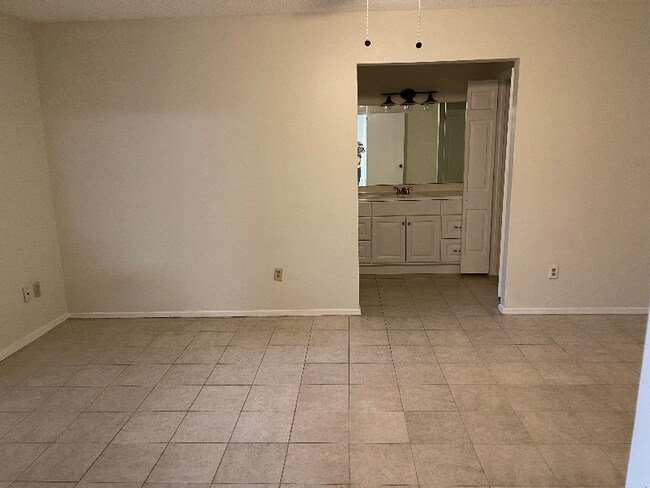 Building Photo - 2732 Meadow Gate Ln