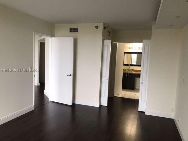 Foto del edificio - 3300 NE 191st St