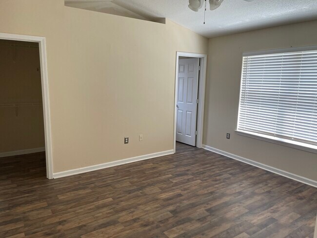 Foto del edificio - 400 Eisenhower Dr