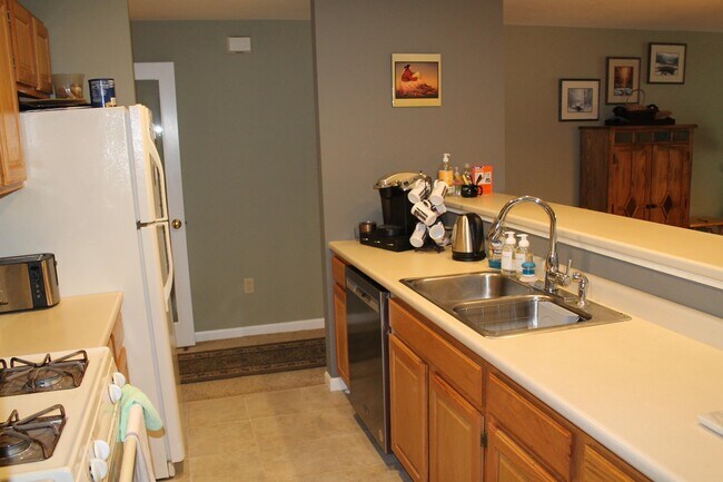 Building Photo - 26 Whiteoak Ln