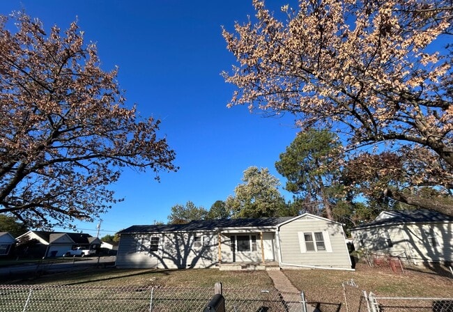 Building Photo - 3 BED, OFFICE + MUD ROOM HOME FOR RENT