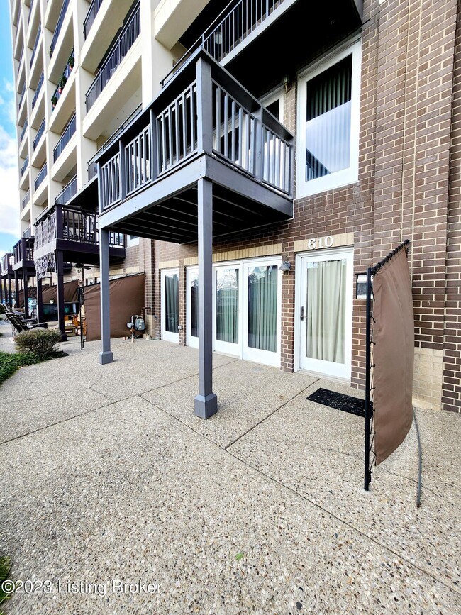 Building Photo - 610 W Riverside Dr