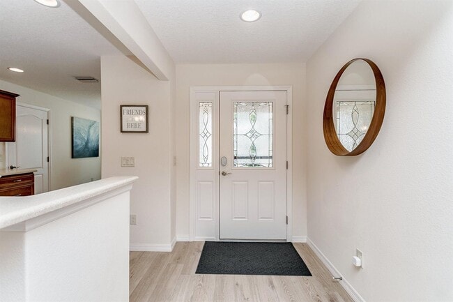 Building Photo - Fully Furnished 3/2 in beautiful Villages Community