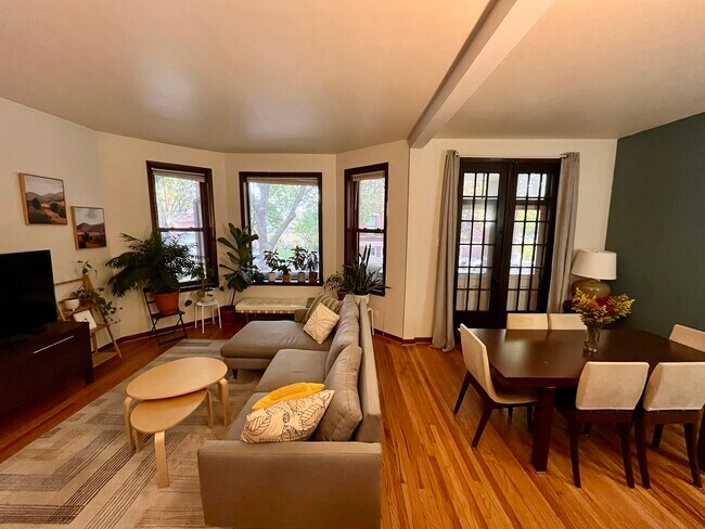 Foto del edificio - 906 N Oakley Blvd