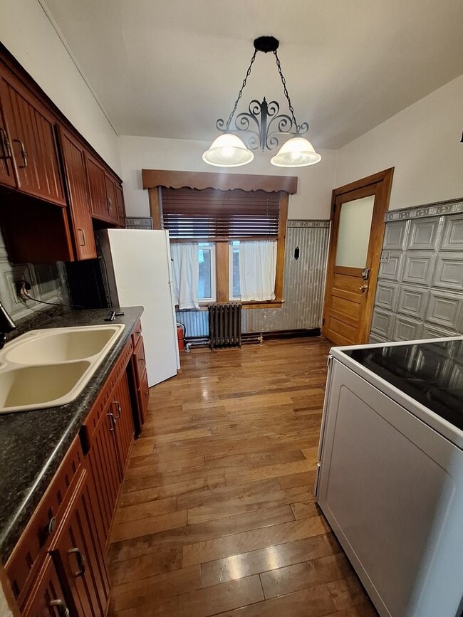 Building Photo - Large 3 Bedroom Open May!