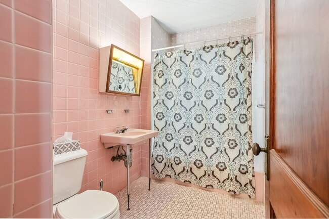 Building Photo - 14 Hurlcroft Ave