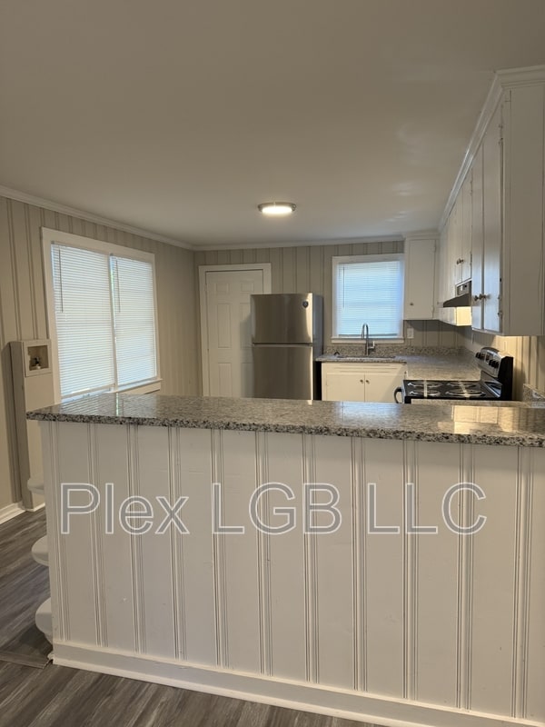 Building Photo - 613 Snelson St