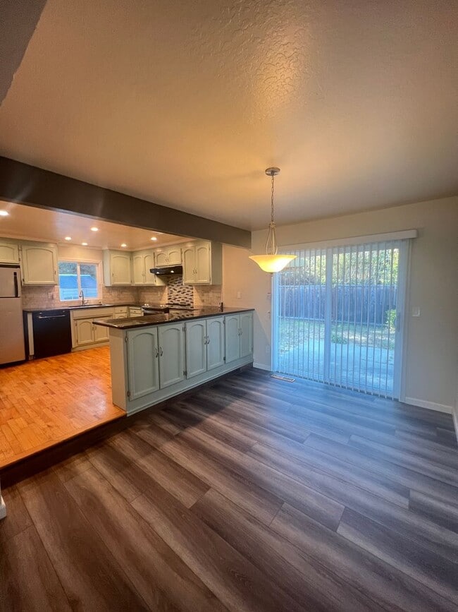 Building Photo - Live Oak Spacious and Upgraded 4 Bedroom 2...