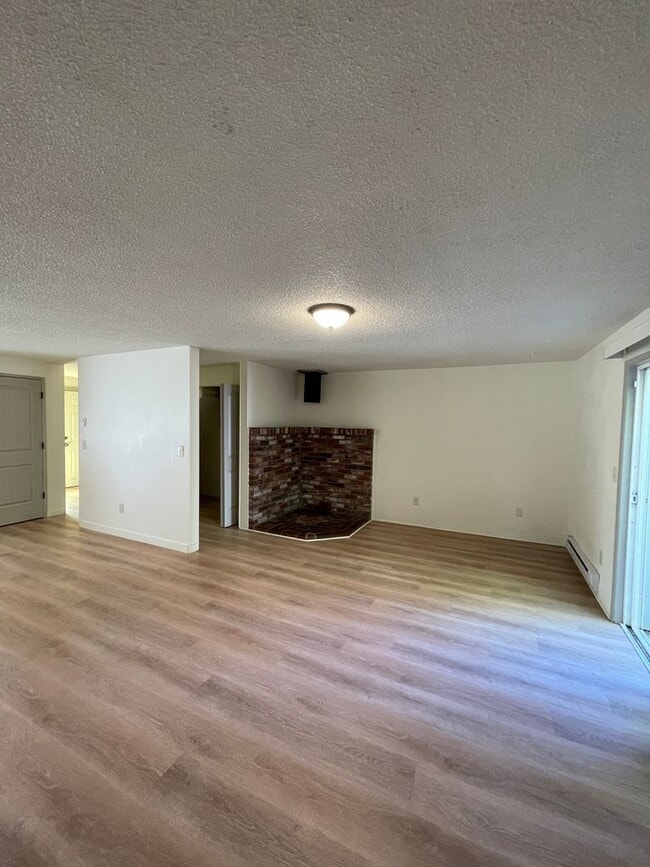 Building Photo - Renovated 3 bed 1.5 bath Duplex