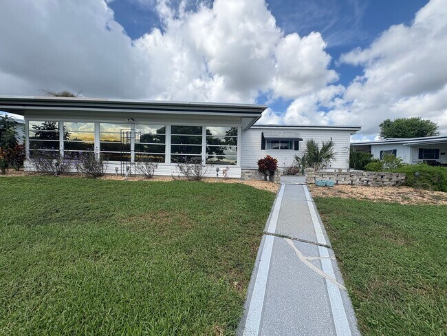 Foto del edificio - 3 Bed / 2.5 Bath Home on Canal – Tavares 55+