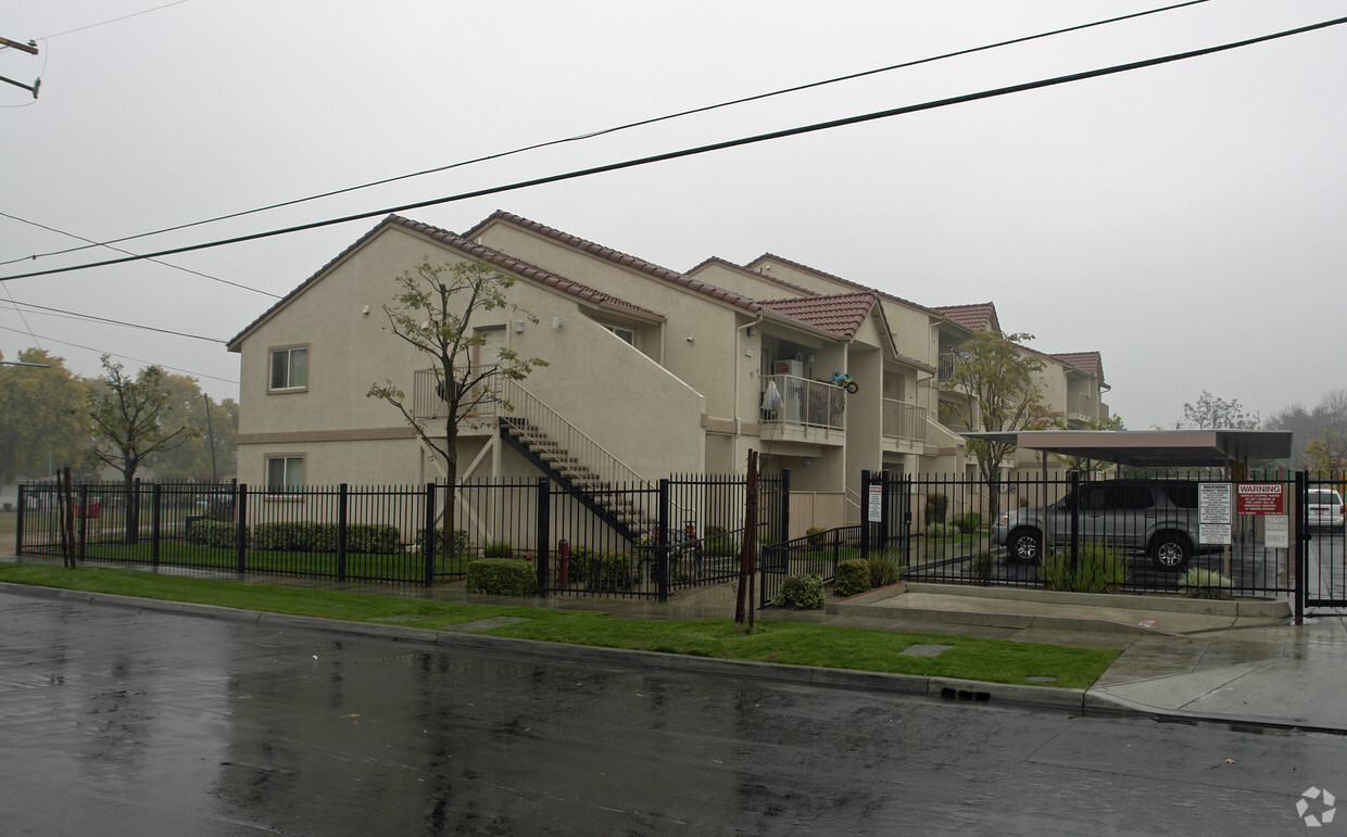 Primary Photo - Villa Del Mar Apartments